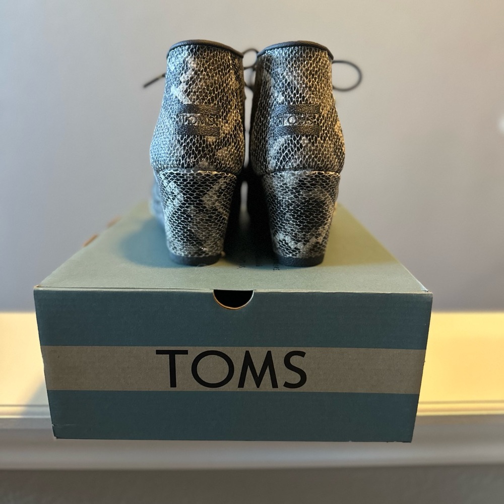 Toms Kala Booties | Black Multi Faux Snake | Size 8 (women) - Picture 2 of 5